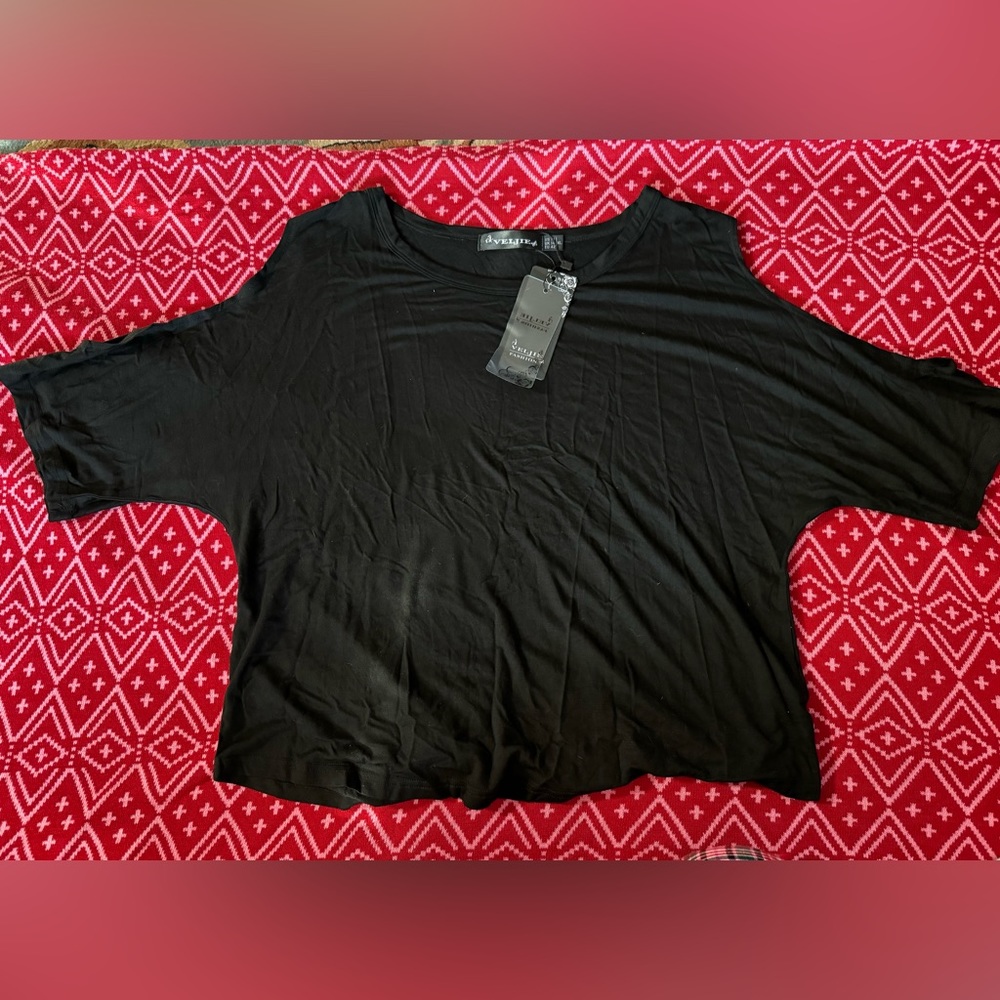 Black shirt wt cut out 3/4 length arms